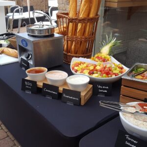 Buffettafel met zwarte rok